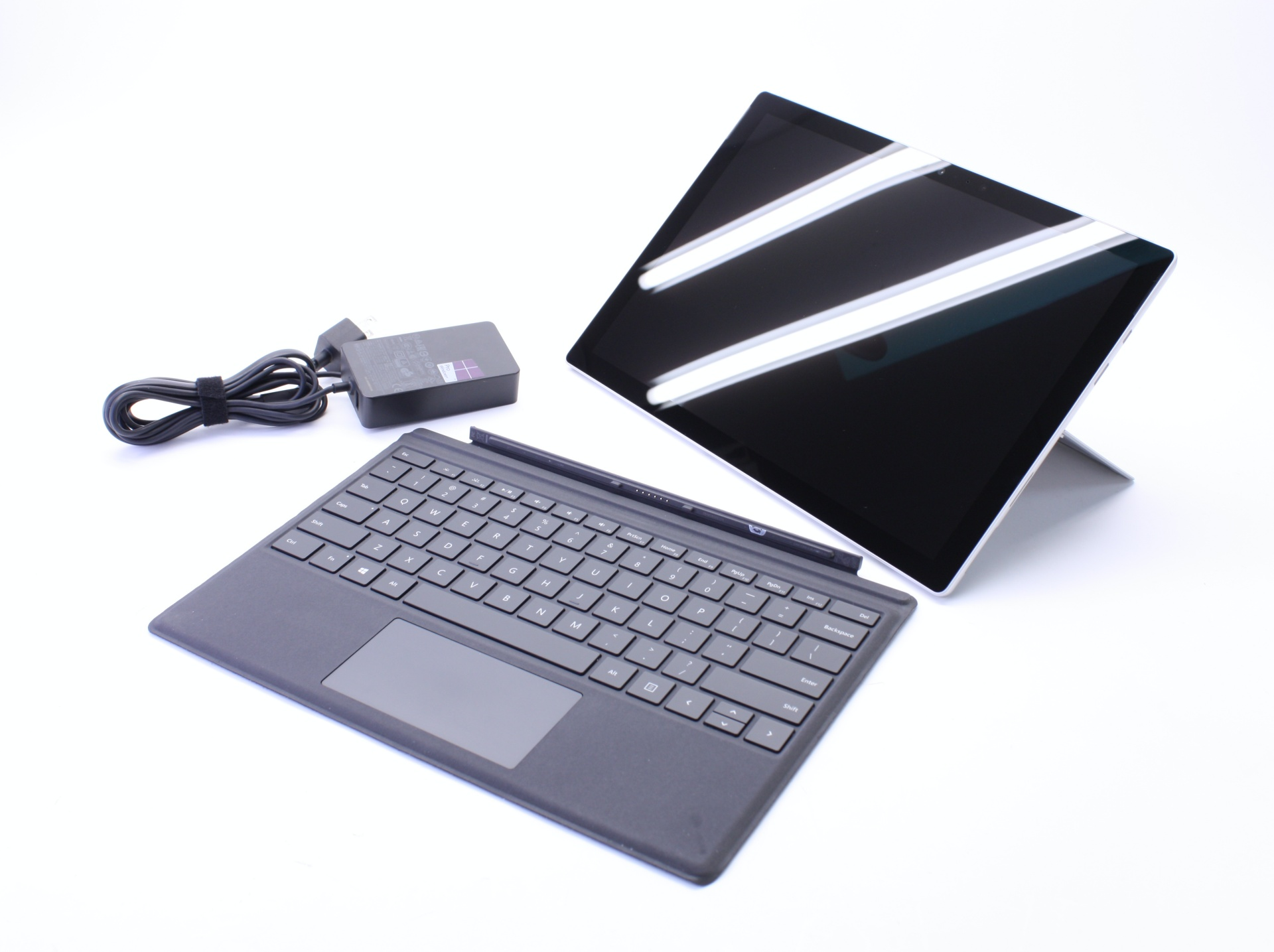 مايكروسوفت سيرفس برو 5 جهاز لوحي ولابتوب، بمعالج إنتل كور i7، ذاكرة RAM بسعة 16GB، تخزين SSD بسعة 512GB، يعمل بنظام ويندوز 11 برو، بحالة ممتازة. مع كيبورد